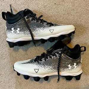 size 5.5 Youth Under Armour Football Cleats